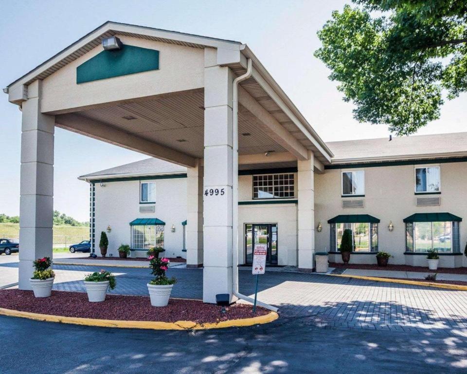 Quality Inn & Suites Des Moines - Merle Hay Road