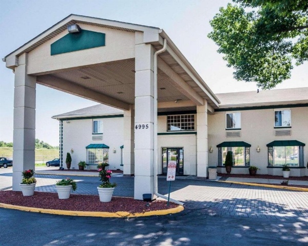 Quality Inn & Suites Des Moines - Merle Hay Road image 1