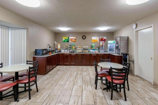 Quality Inn & Suites Des Moines - Merle Hay Road image 7