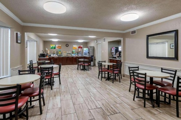 Quality Inn & Suites Des Moines - Merle Hay Road image 8