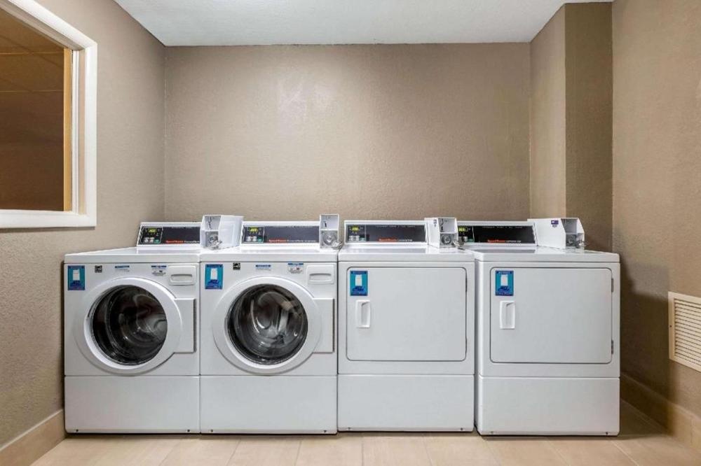 Quality Inn & Suites Des Moines - Merle Hay Road